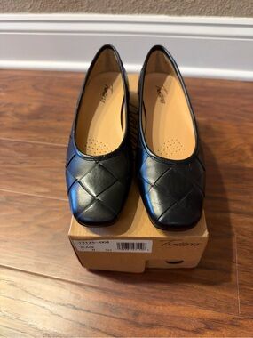 Women's Trotters flats